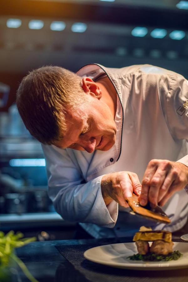מלון קובלנץ Faehrhaus Koblenz מראה חיצוני תמונה Chef preparing a dish
